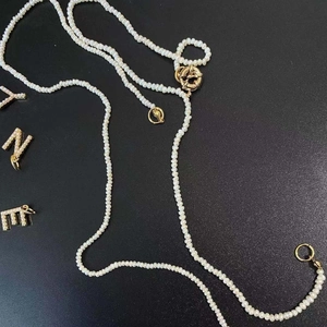Collier minimaliste en perles d'eau douce irrégulières avec pendentifs lettres dorées
