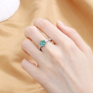 Elegant silver open ring with round emerald-green stone and twisted diamond band