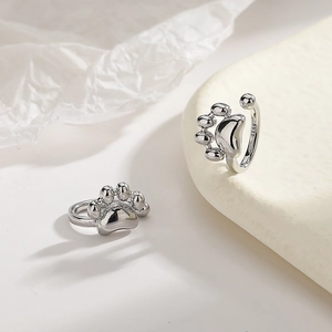 Detailed view of S925 sterling silver cat paw ear cuff showing official hallmark