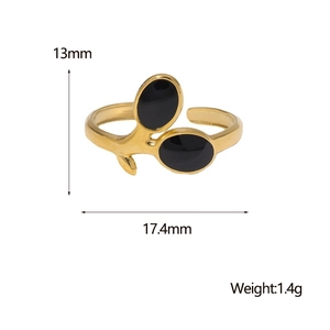 Dettaglio anello a foglia dorata con pietra nera, misura 17,4 mm e peso di 1,4 g