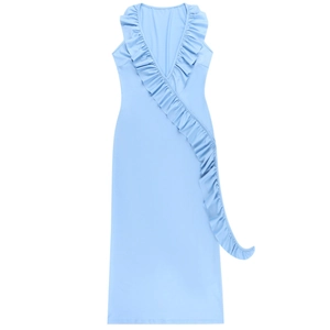 Détail de robe ajustée bleu clair avec col en V et garniture décorative à volants