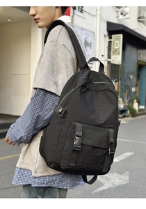 Mochila de negocios negra en Oxford impermeable vista lateral en un modelo en la ciudad