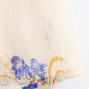 Camicia in chiffon beige con stampe floreali blu e motivi di fogliame giallo su bianco