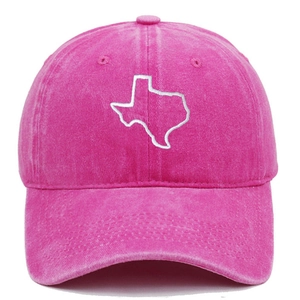 Dettaglio ricamo mappa del Texas su cappellino in cotone lavato rosa vivace
