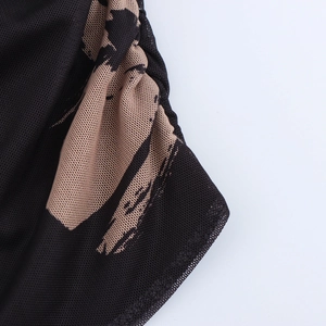 Elegante abito a tubino con spalle scoperte in rete nera con motivi astratti color beige