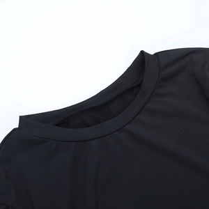 Detailansicht des Rundhalsausschnitts mit Doppelnaht am schwarzen Strick-Mini-Kleid