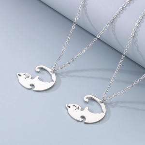 Détail des pendentifs chat en acier inoxydable argenté pour couples avec chaîne en O