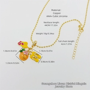 Dettaglio della collana a sfere placcata oro 18K con ciondoli a cappello, ananas e infradito