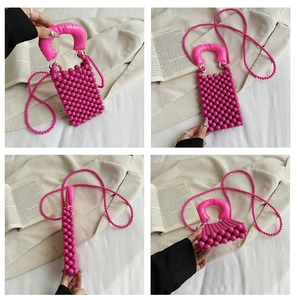 Viste dettagliate della borsa di perline rosa per bambine con manico e tracolla a catena