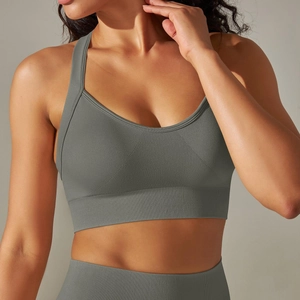 Détail d'un soutien-gorge de yoga anthracite sans couture avec dos croisé et maille