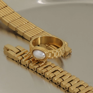 Eleganter Ring aus Gold-Titanstahl mit weißer Perle und Uhrenarmband-Design