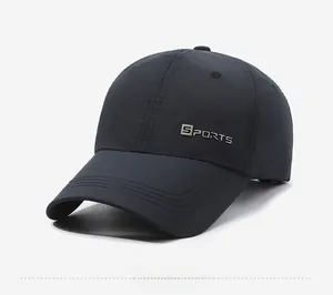 Dettaglio del tessuto traspirante e logo SPORTS in metallo su cappello grigio sport