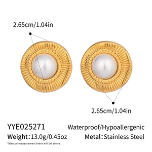 Macro de boucles d'oreilles perle en acier doré avec détails de mesure de 2,65 cm