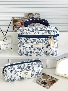 Trousse de maquillage matelassée à fleurs bleues avec broderie et ruban de fermeture