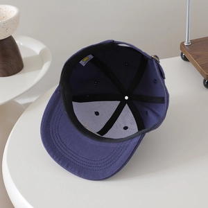 Vue détaillée de l'intérieur d'une casquette en coton avec coutures et étiquette de marque