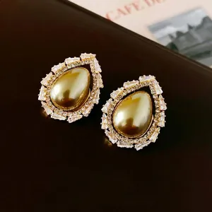 Boucles d'oreilles vintage françaises dorées avec perles gouttes et détails en zircone