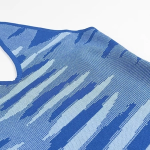 Vue détaillée du tissu en tricot à rayures bleues et blanches avec finition de qualité