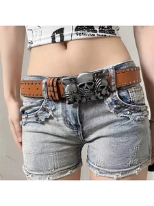 Ceinture punk en cuir marron avec boucle de crâne argentée et rivets métalliques