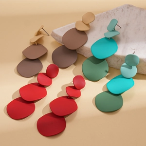 Matte multilayer geometric round drop earrings in brown green and red colors