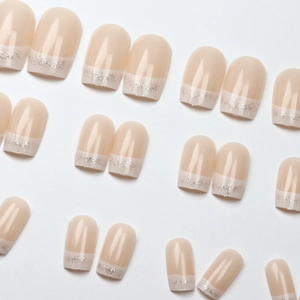 Französische Press-on-Nägel in Nudepink mit silbernen Glitzerlinien und runder Form