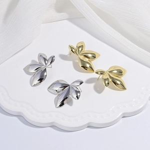 Boucles d'Oreilles Clous en Laiton Minimalistes Plaquées Or 18K Forme de Feuille Polie Bijoux Vintage Élégants pour Femmes