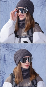 Ensemble d'hiver comprenant bonnet en tricot gris, cache-col et masque de ski blanc