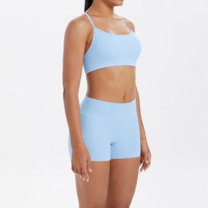 Vue latérale du soutien-gorge de sport bleu clair et du short taille haute en tricot extensible