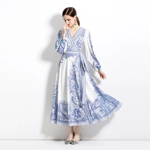 Robe longue fleurie col en V avec manches lanternes et imprimé cachemire blanc et bleu