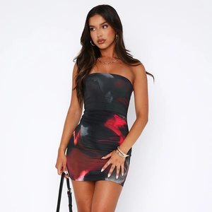 Détail de l'imprimé tie-dye abstrait rouge et noir sur la robe bustier moulante