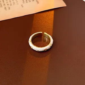 Anello regolabile vintage francese con smalto bianco e dettagli floreali dorati