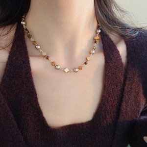 Detail der Perlenkette mit Tigerauge-Steinen, Perlen und goldfarbenen Metallperlen