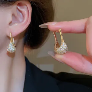 Élégantes boucles d'oreilles créoles en forme de U plaquées or 18 carats avec zircons