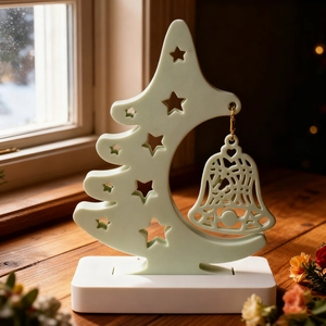 Makroansicht von Weihnachtsbaum Harzform Display-Ständer mit Glocke auf Holzfensterbank