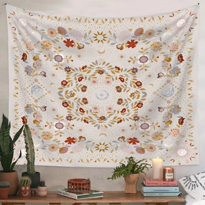 Böhmischer Blumen-Wandteppich im Detail mit Mondphasen und Lebensbaum in einem Zimmer