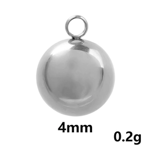 Gros plan d'un pendentif boule en acier inoxydable 304 de 4mm, poids 0,2g avec anneau