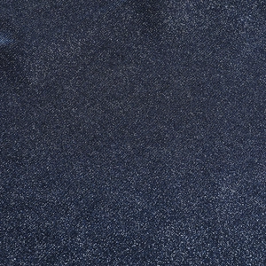 Gros plan sur un tissu bleu foncé scintillant avec fils argentés pour robe de soirée de luxe