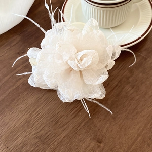 Detailansicht der weißen Organza-Blumen-Haarklammer mit Federn und Perlen-Akzenten