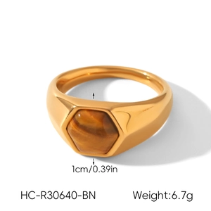 Detailansicht eines Vintage-Edelstahlrings mit sechseckigem Tigerauge-Steininlay in Gold.