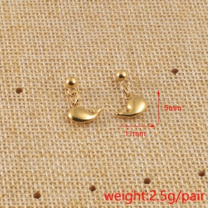 Détail de boucles d'oreilles baleine dorées avec 9mm de haut et 11mm de large sur tissé