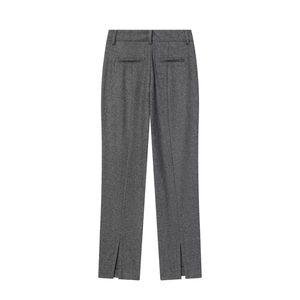 Vue détaillée du pantalon gris foncé avec poches arrière et ourlet fendu sur les jambes