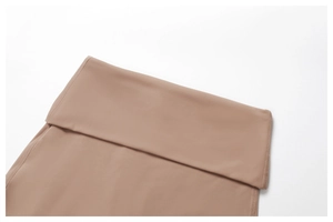 Gros plan du short de yoga mocha avec taille large repliée et coutures plates de précision