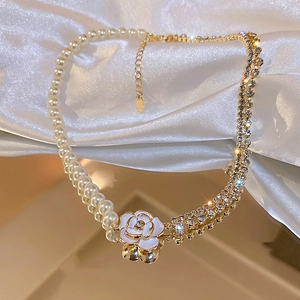 Collier plaqué or avec pendentif fleur de camélia, perles et strass sur tissu de soie
