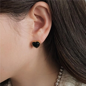Elegant 925 silver heart stud earrings with black agate center and gold finish on model