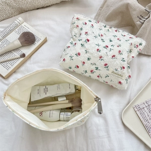 Trousse à maquillage fleurie en dentelle montrant le rangement interne et les détails