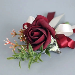Boutonnière élégante en rose PE bordeaux pour mariage avec rubans et feuilles déco