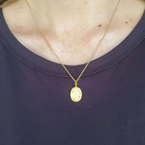 Collier tarot ovale plaqué or 18K avec chat et lune peints à la main sur un mannequin