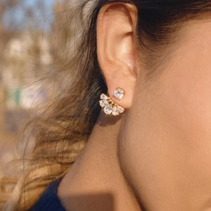 Detail von fächerförmigen Ohrringen mit Zirkonia und Goldbeschichtung am Model
