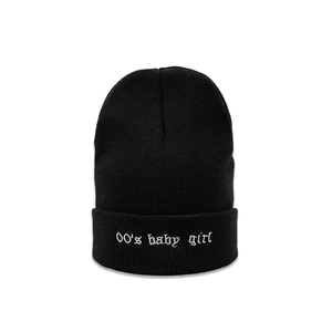 Détail de la broderie blanche 00's baby girl sur le bonnet en maille noire douce