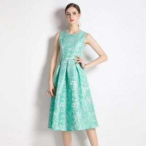 Elegantes ärmelloses mintgrünes Jacquard-Kleid mit Blumenmuster in Midilänge