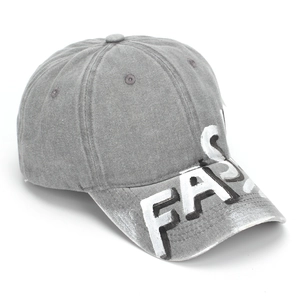 Dettaglio del cappellino da baseball in cotone lavato grigio con scritte FAST e 6 pannelli